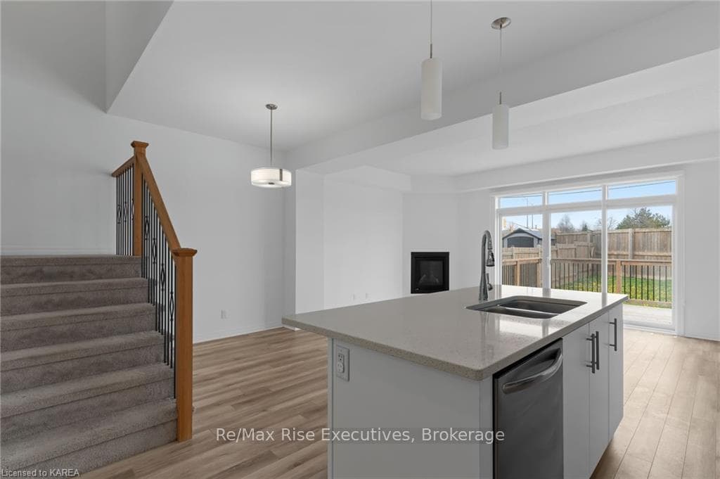 908 RIVERVIEW Way photo 11