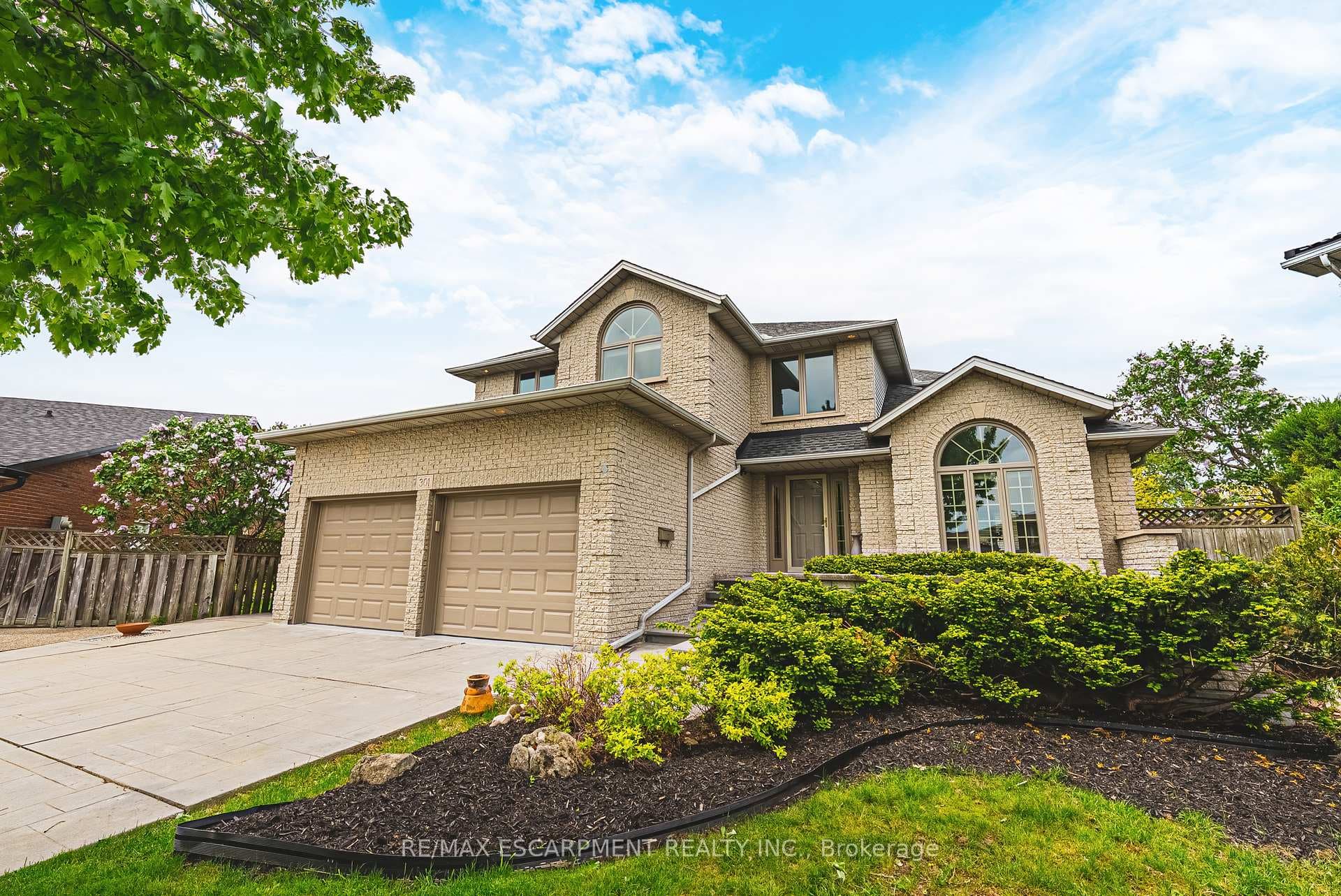 301 Parkwood Crescent photo 3