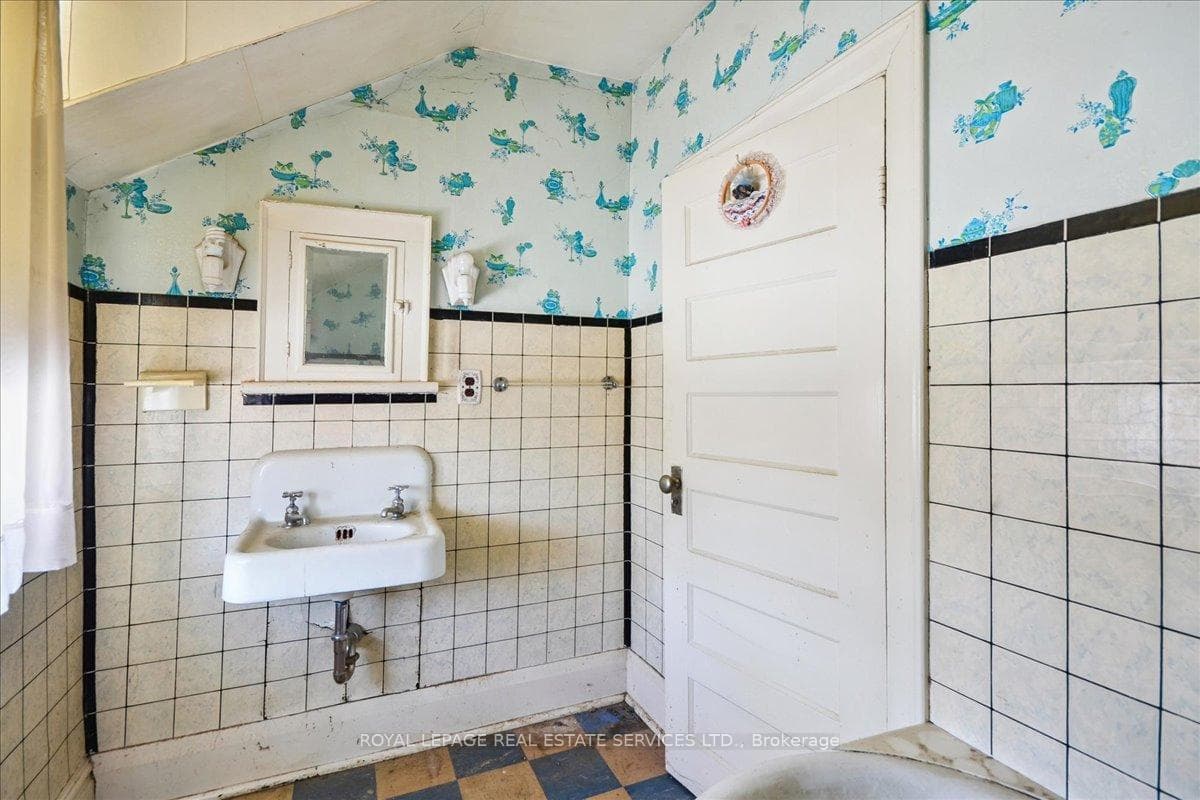 8 Arnold Avenue photo 30