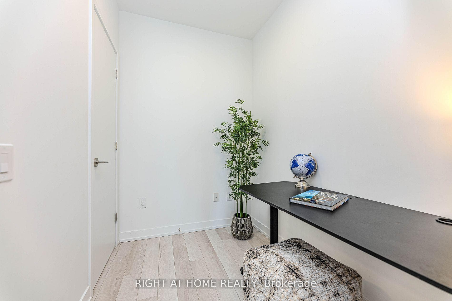 39 Roehampton Avenue Unit 1301 photo 15
