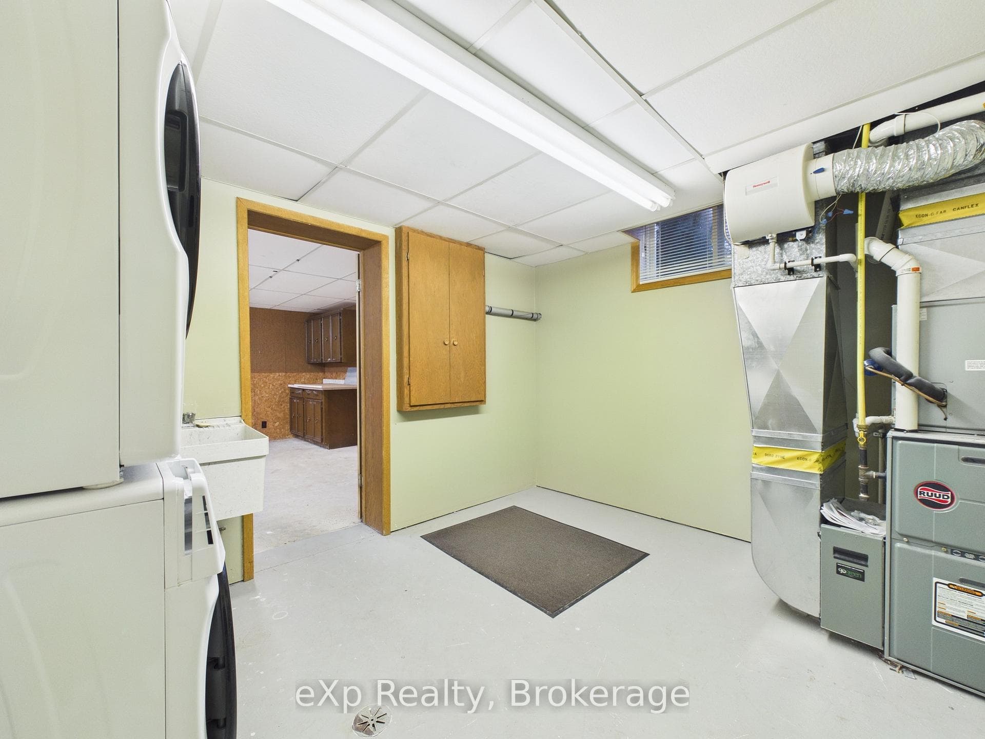 422 Wellington Street photo 21