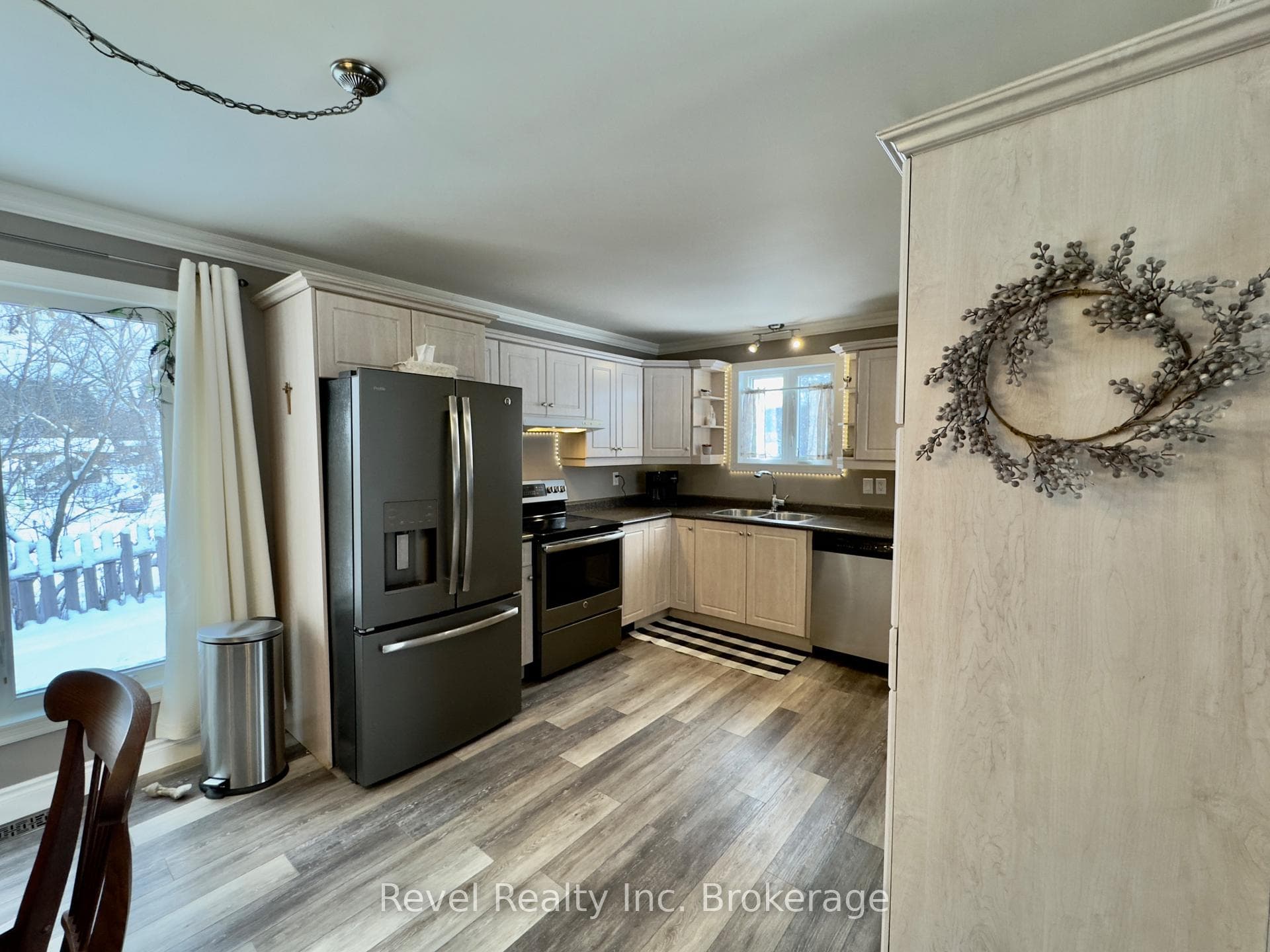 361 Louis Street photo 8