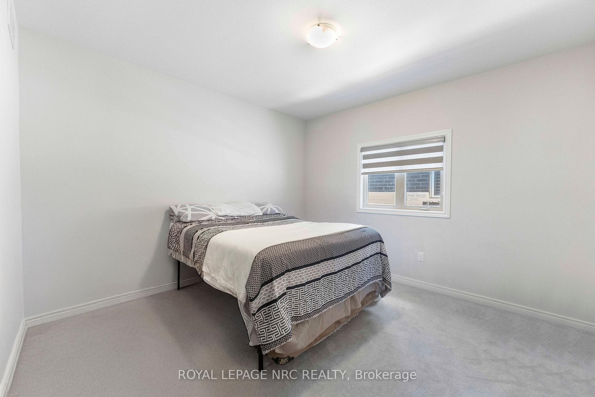 12 Swan Avenue photo 29