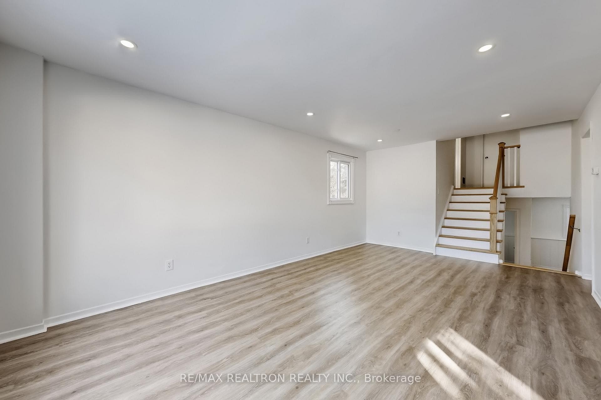 32 Panter Crescent photo 10