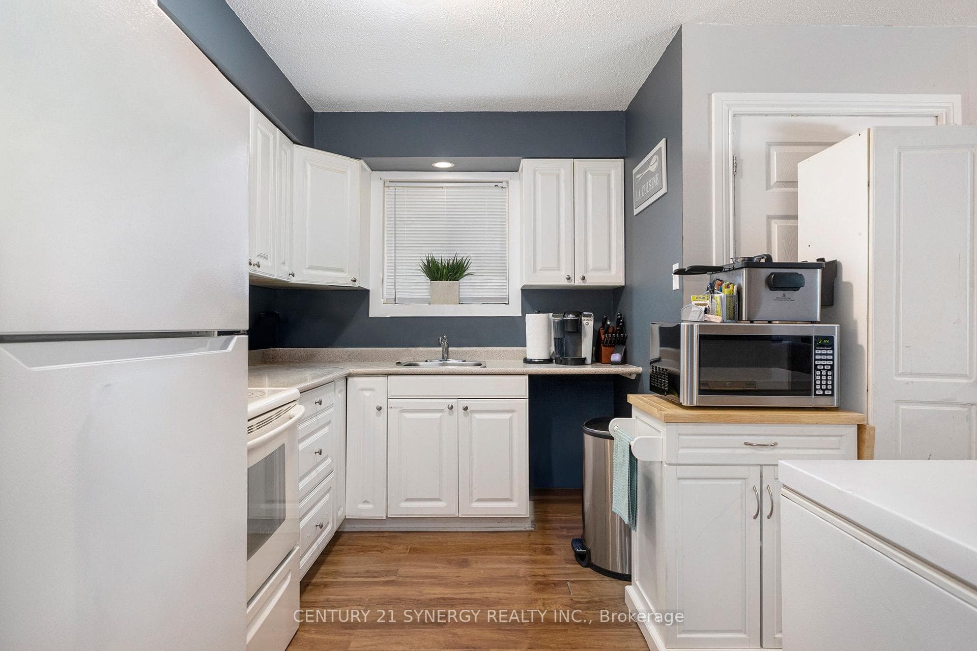 389 Thomas Street photo 6