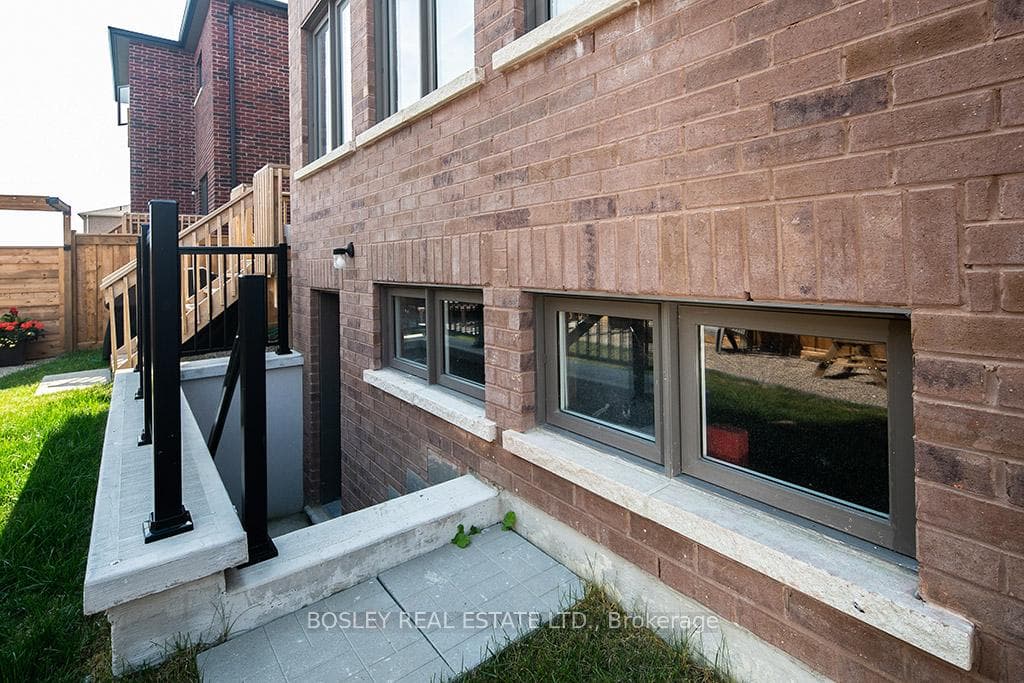 259 Centre Street photo 16