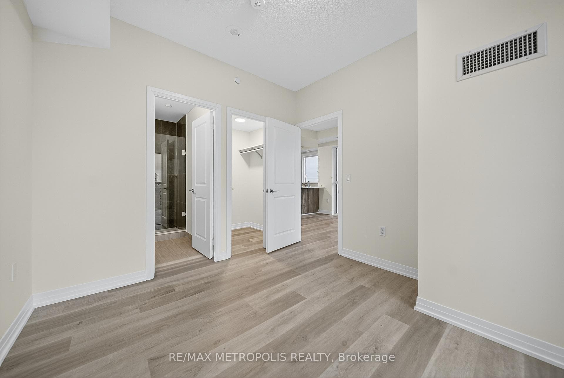 15 Watergarden Drive Unit 906 photo 4