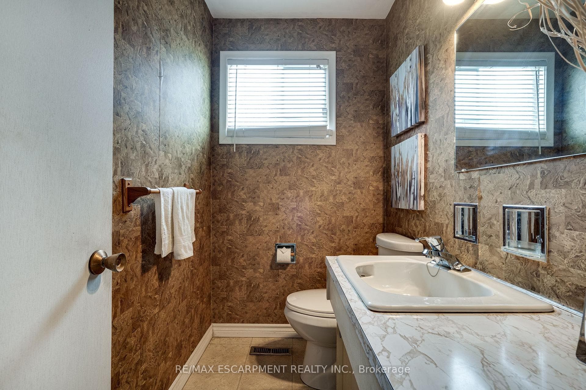 165 HOOVER Crescent photo 31