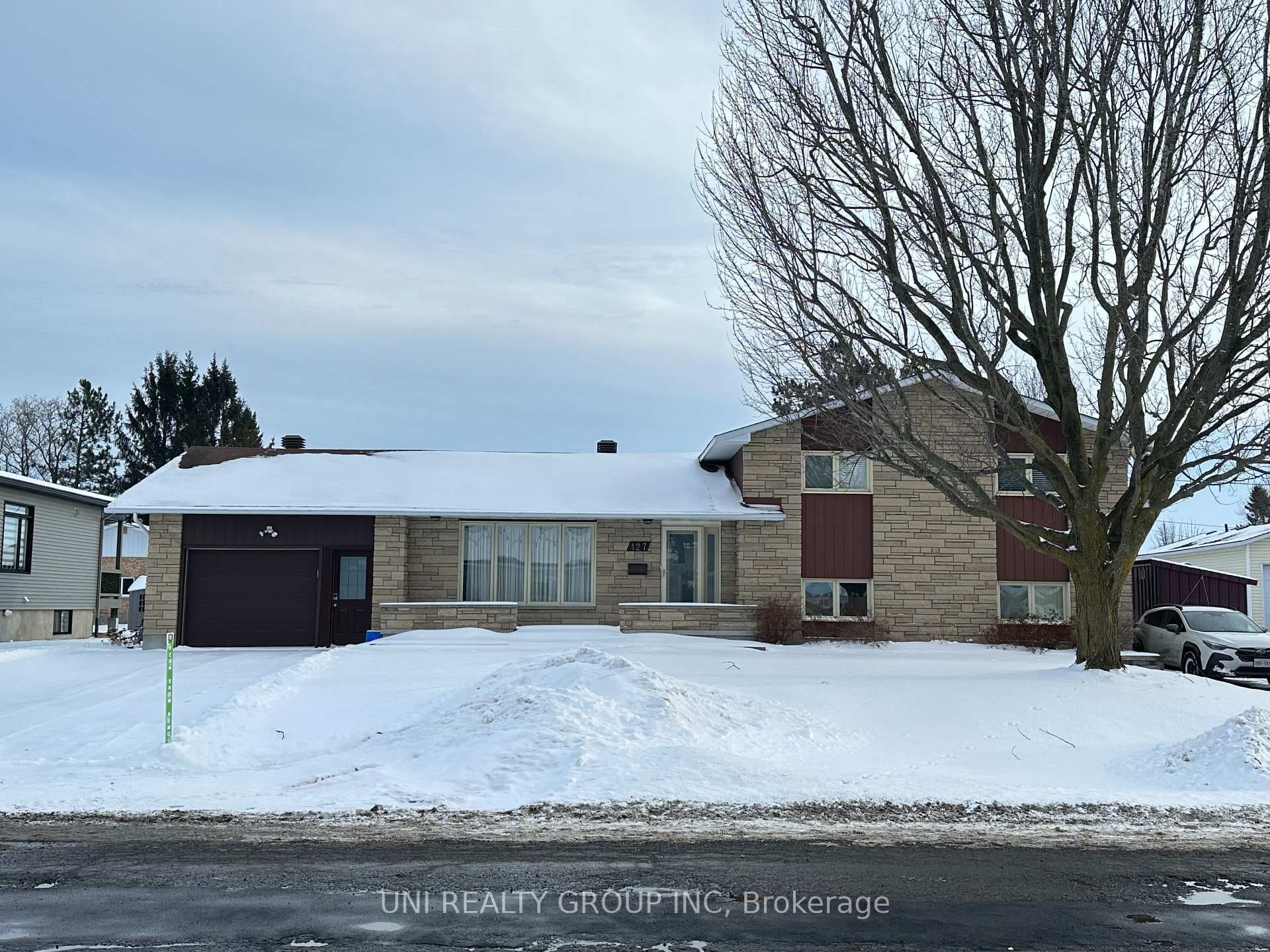 127 Centenaire Street photo 1