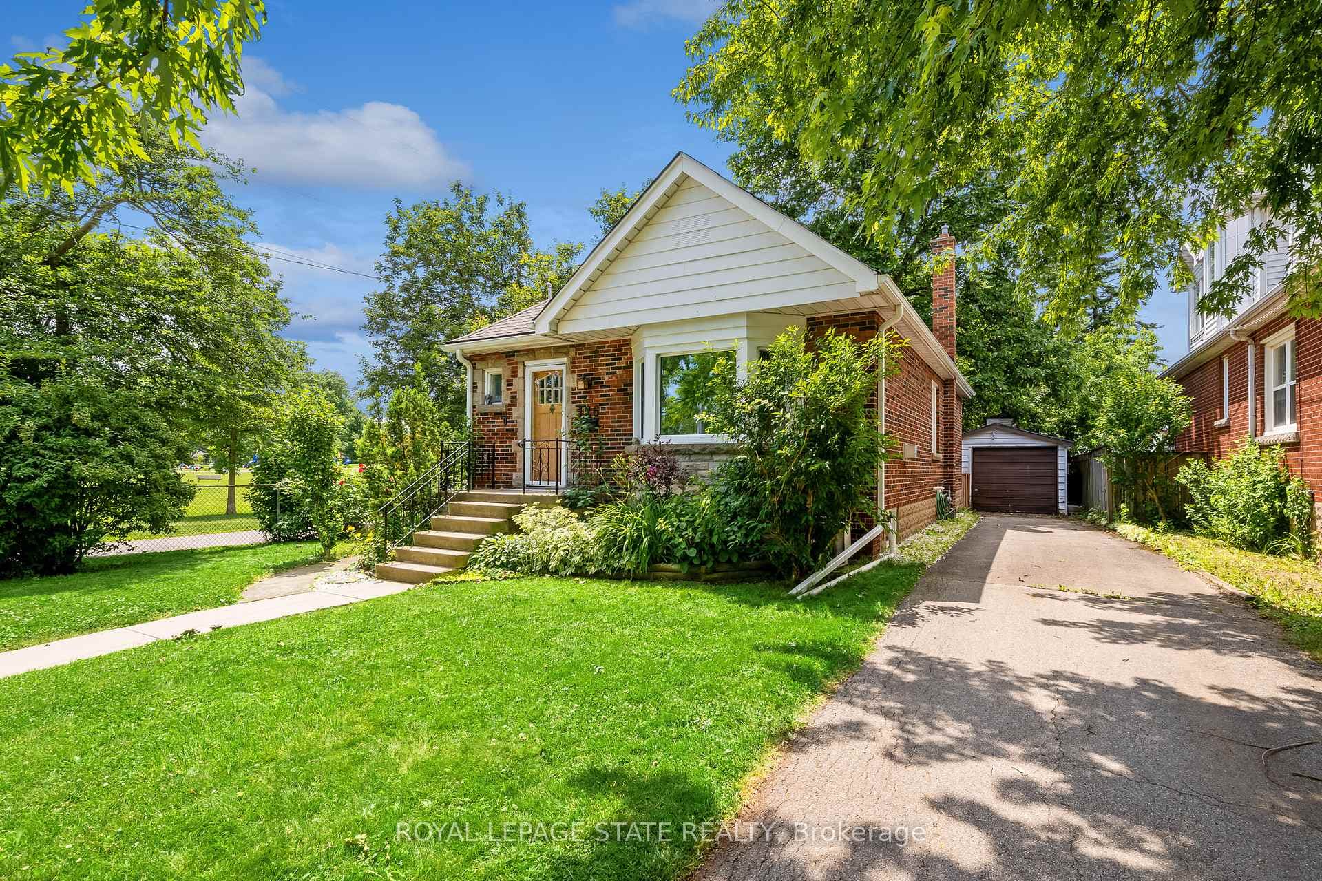 126 Queensdale Avenue photo 2