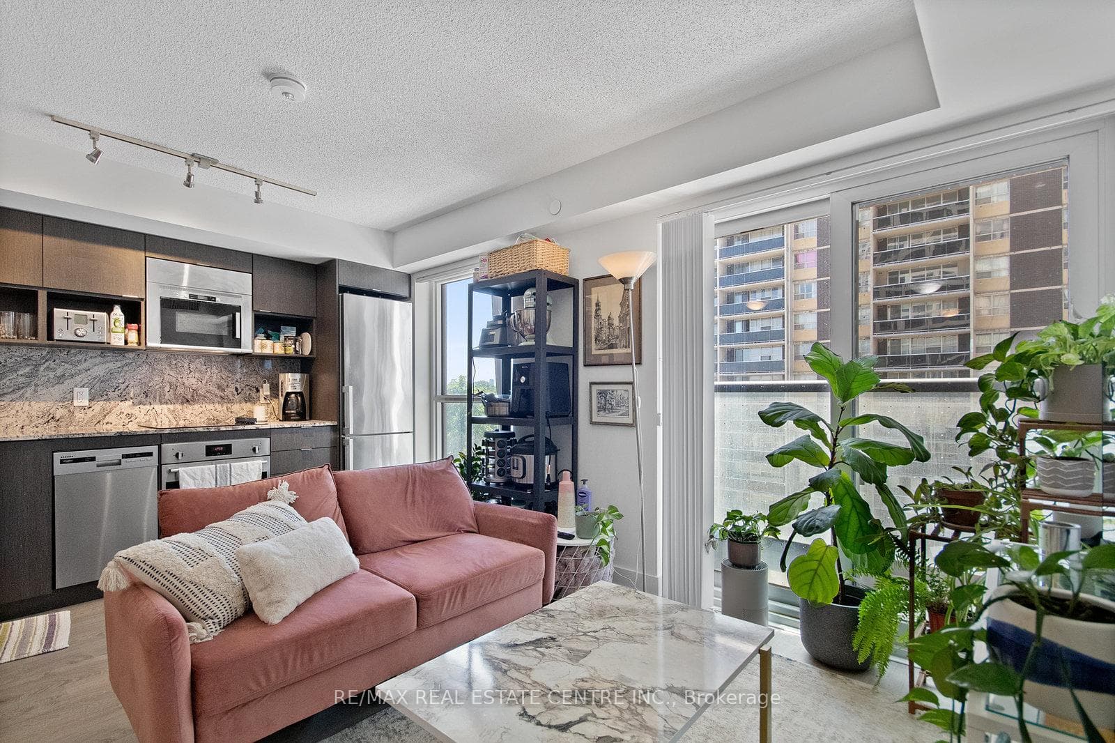 9 Mabelle Avenue Unit 425 photo 6