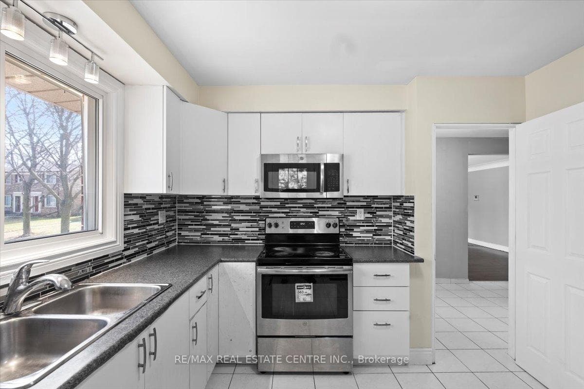 134 Victor Boulevard photo 12
