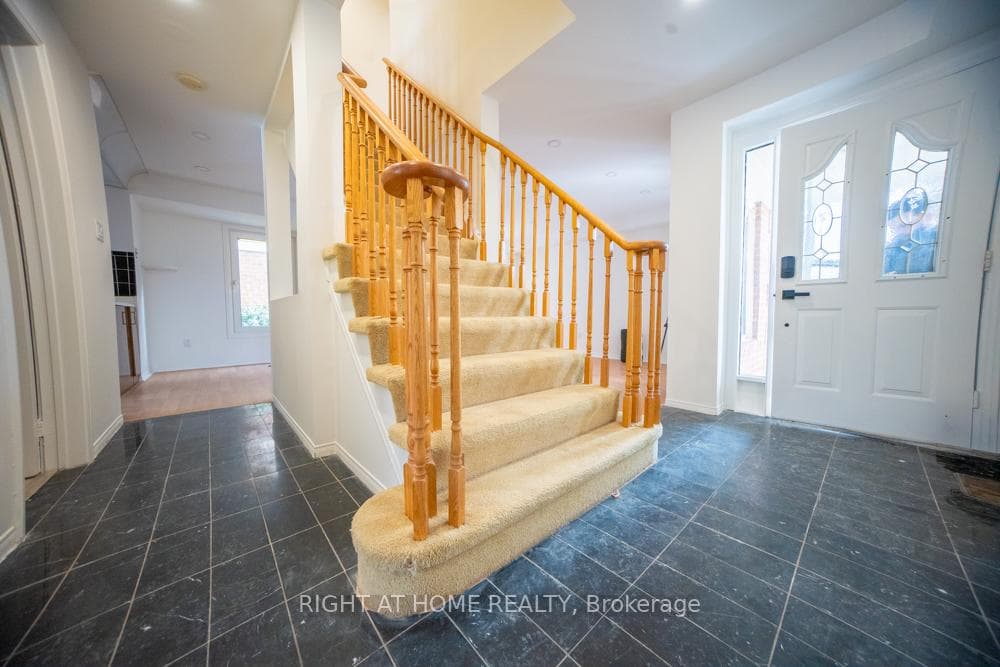 3932 Rushton Crescent photo 2