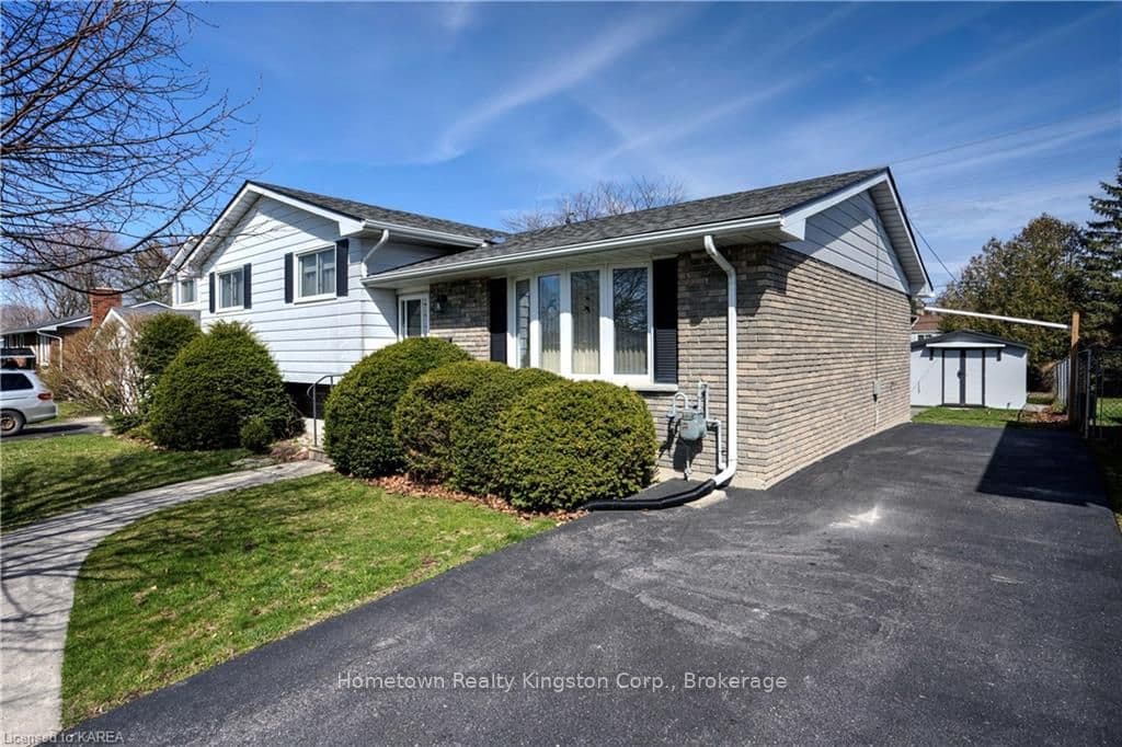 372 CARRIE Crescent photo 2