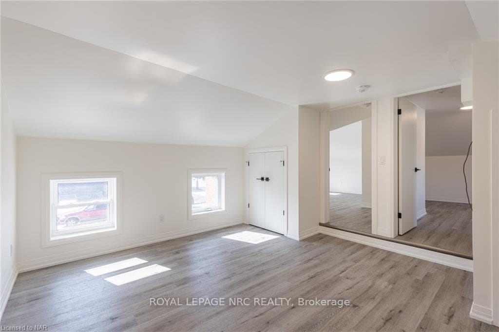 22-24 QUEENSTON Street Unit Upper photo 1