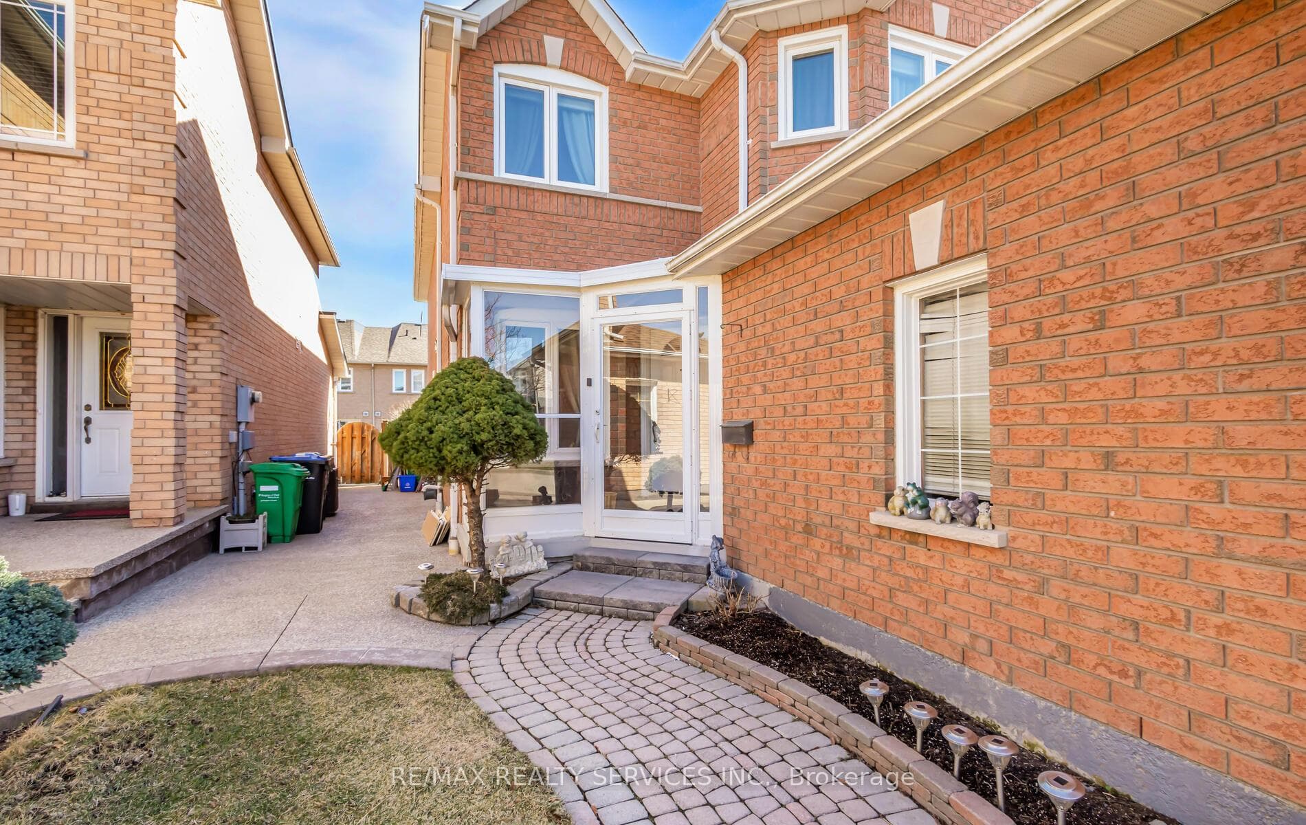 901 Applecroft Circle photo 3
