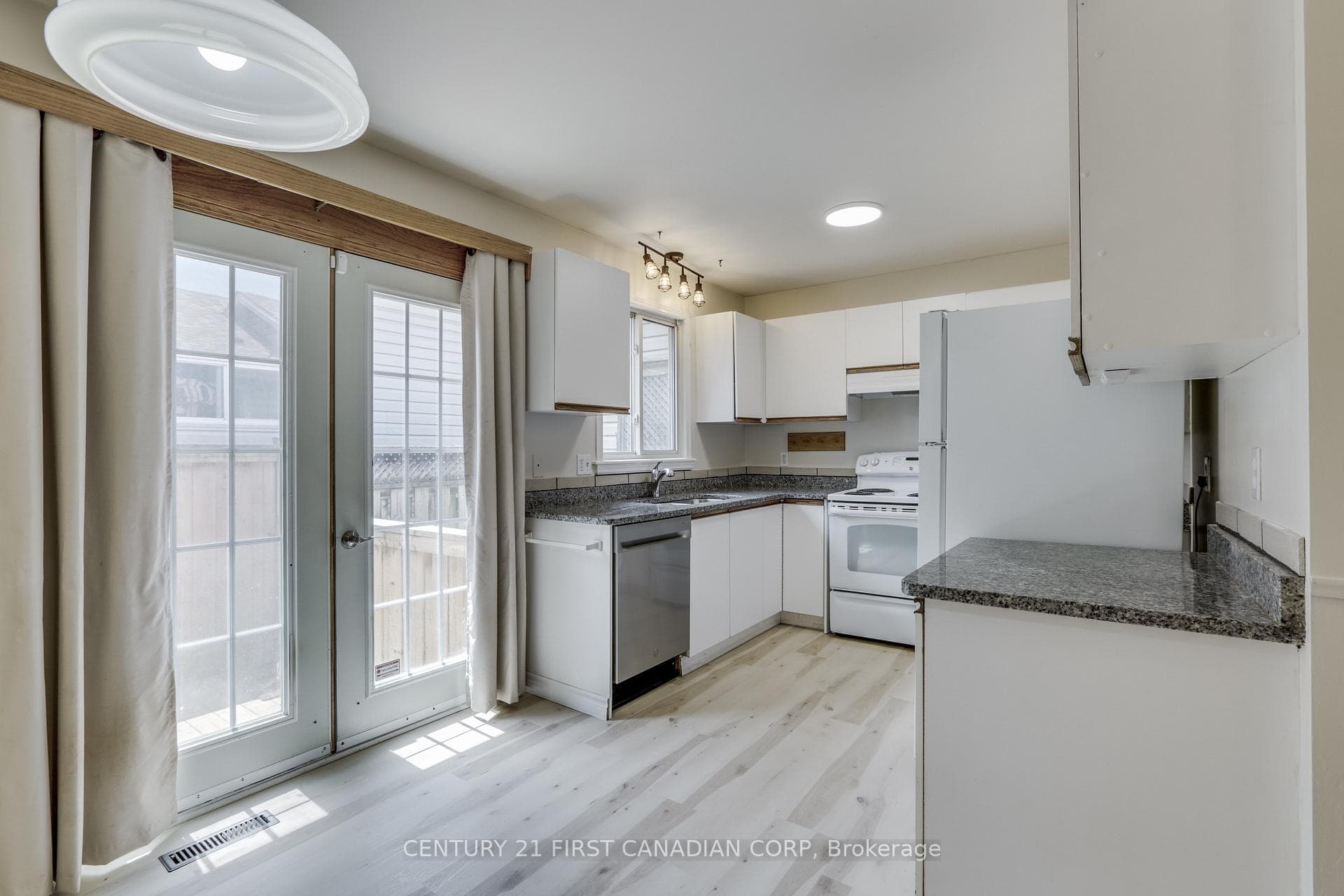 604 Talltree Crescent photo 9