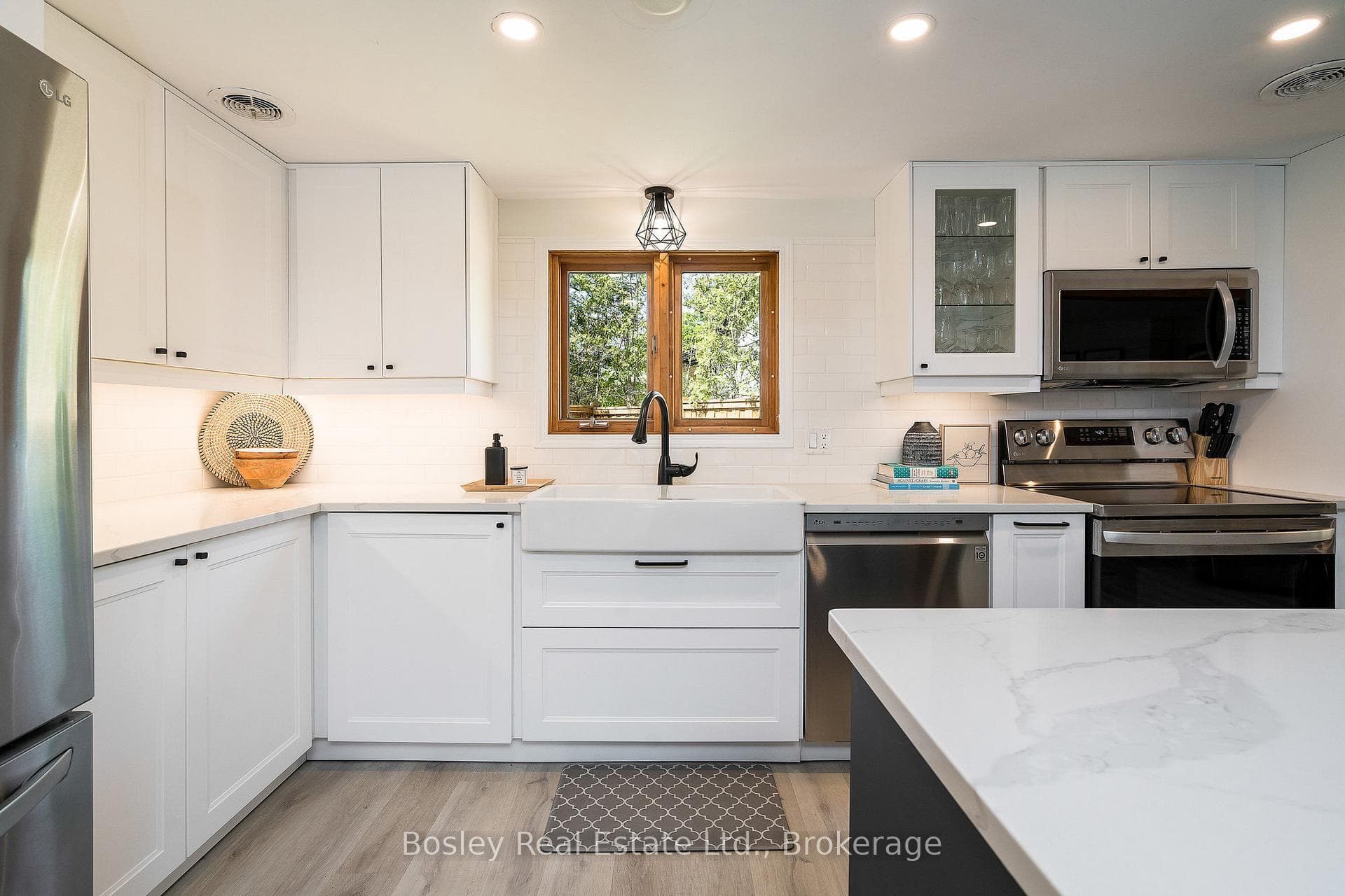 102 HELEN Street photo 15