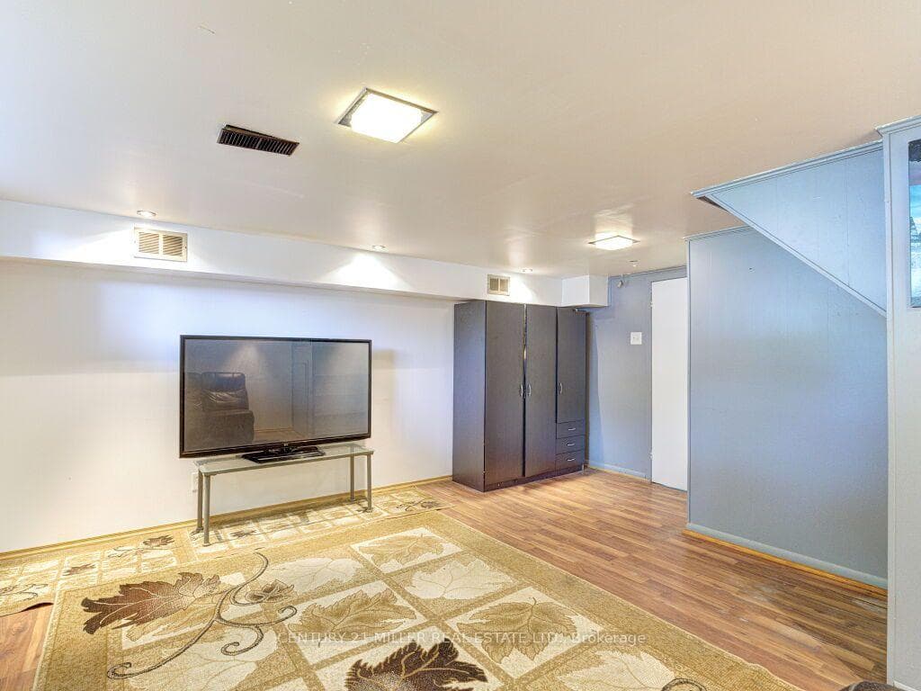 154 Luscombe Street photo 22