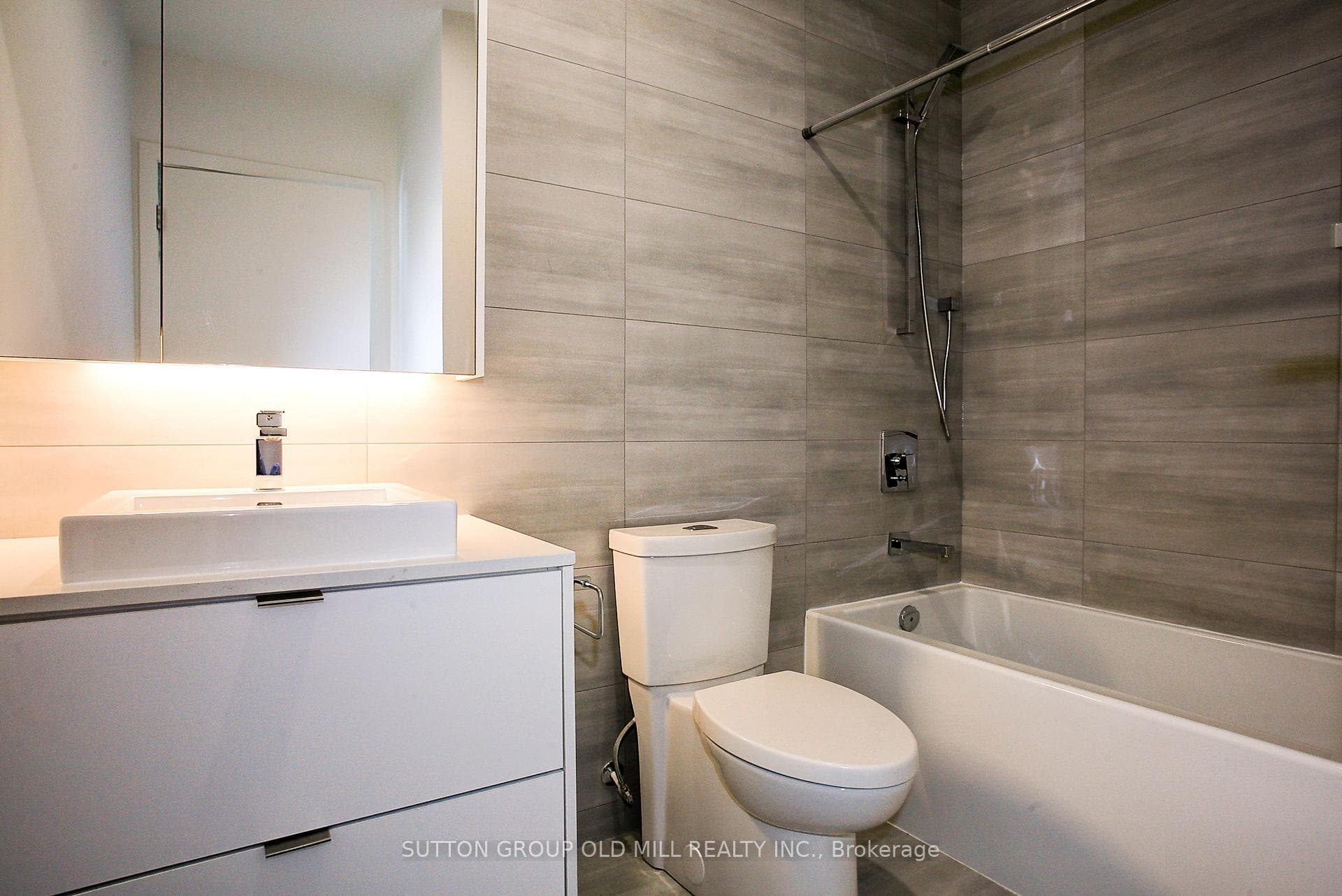 7 Smith Crescent Unit 819 photo 17