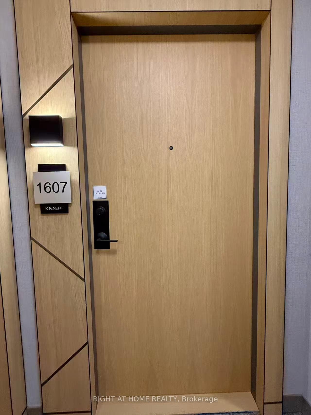 202 Burnhamthorpe Road Unit 1607 photo 2