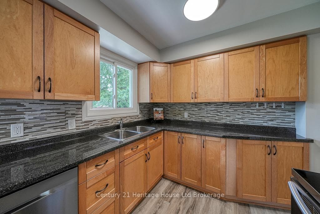 1003 B Nesbitt Crescent photo 16