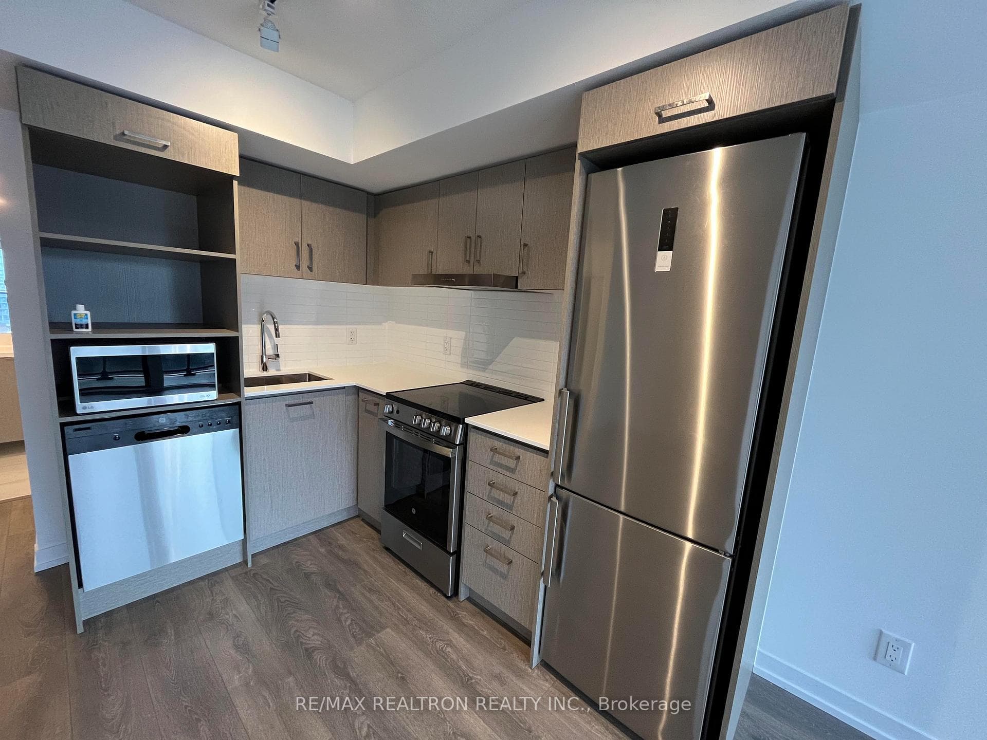 219 Dundas Street Unit 1806 photo 6