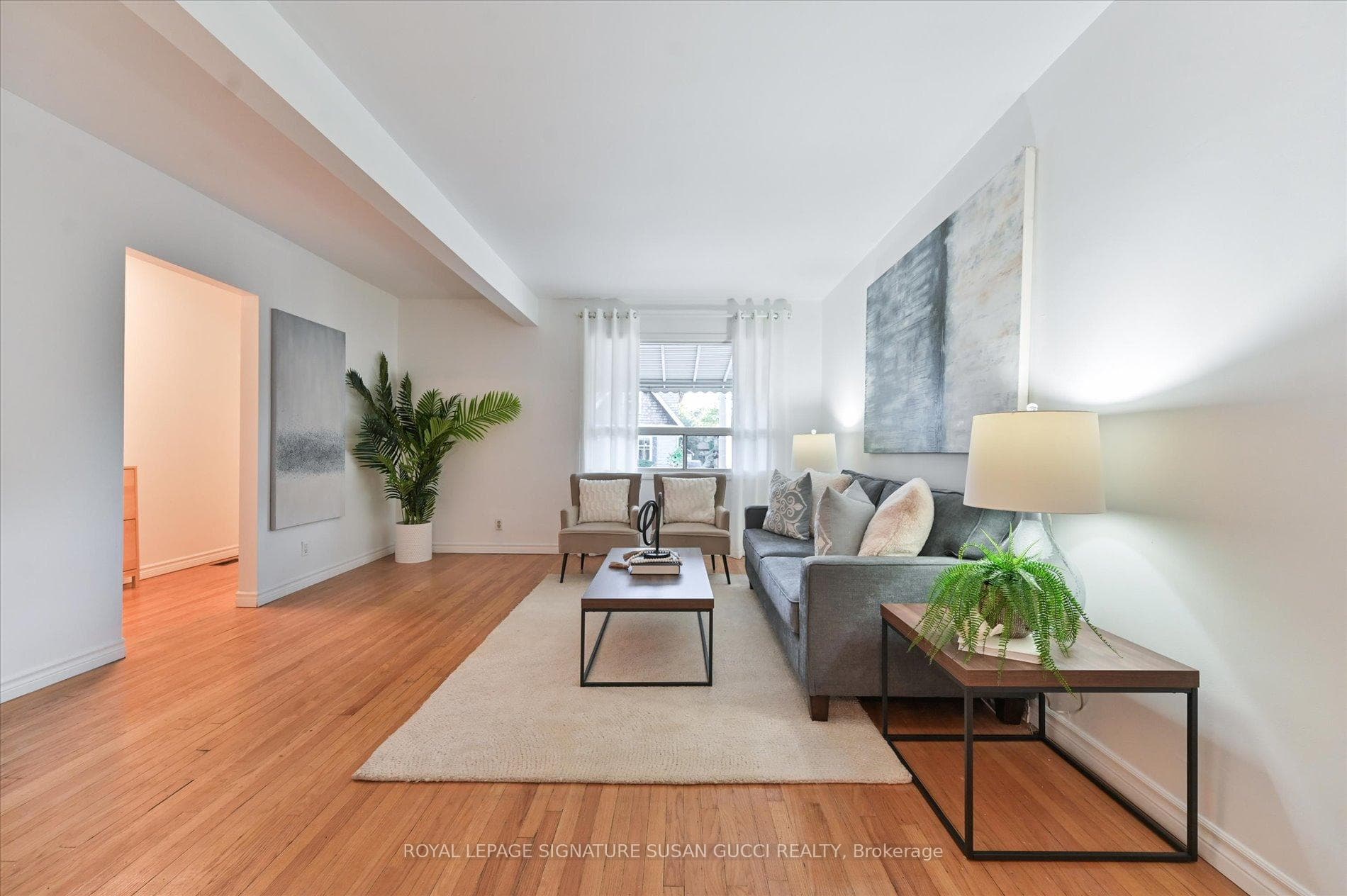 Oversized living room ideal for entertaining