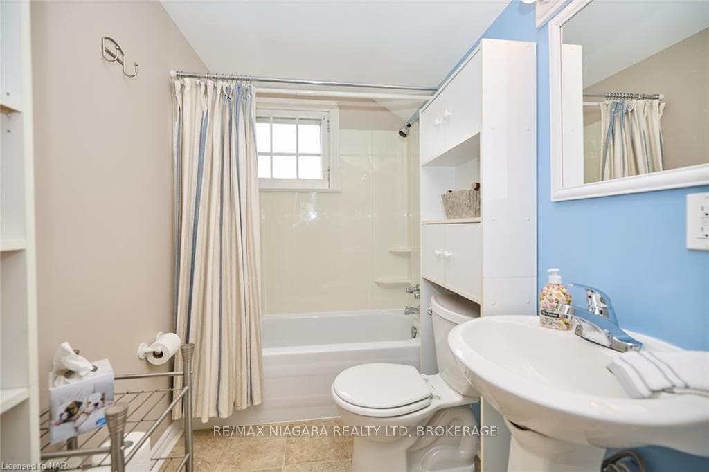 2nd Floor - 4pc Bathroom