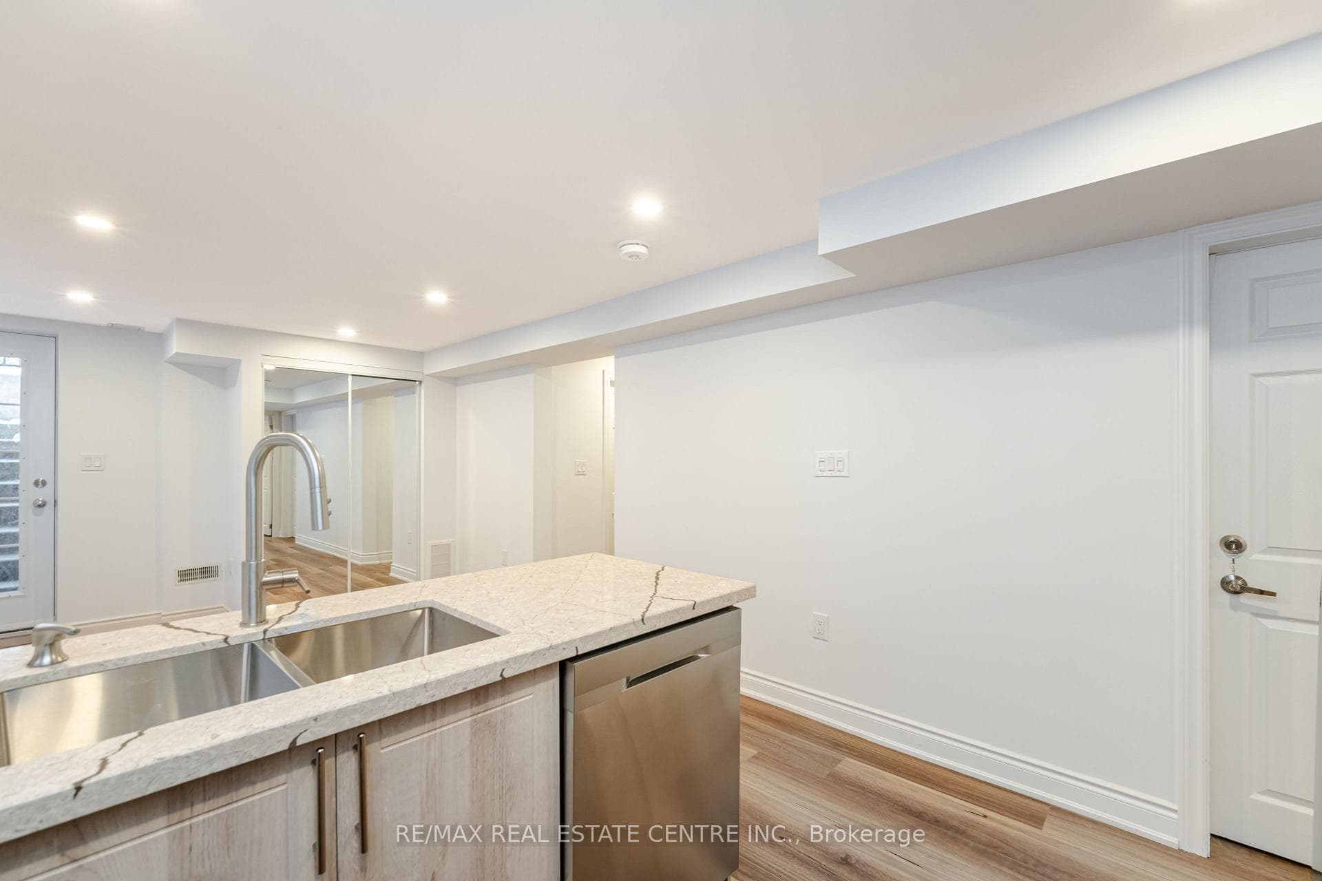 5895 Rayshaw Crescent Unit Bsmt photo 14