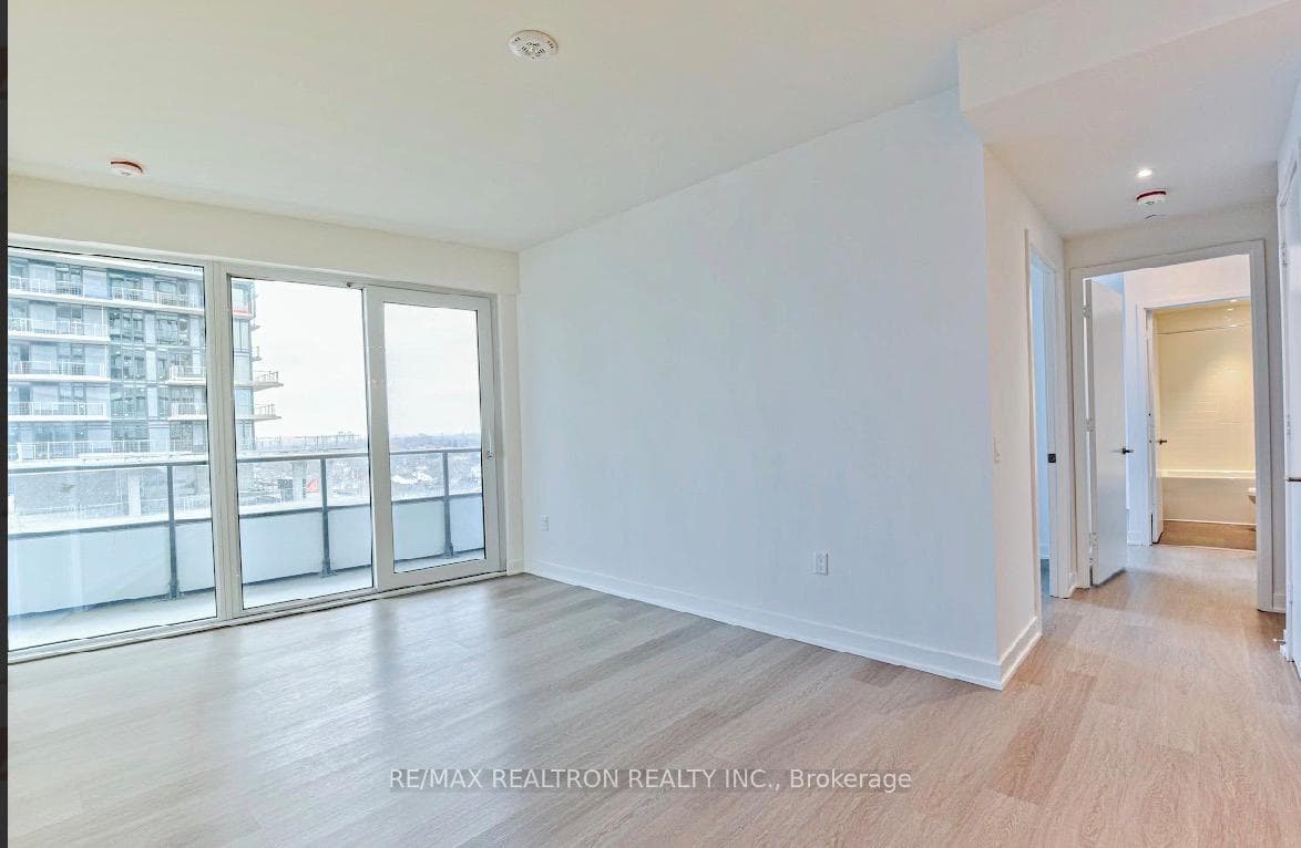 448 Burnhamthorpe Road Unit 811 photo 9