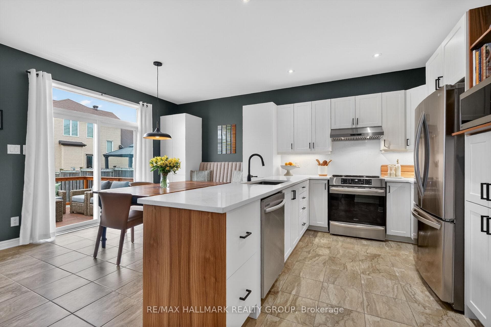 558 Genevriers Street photo 13