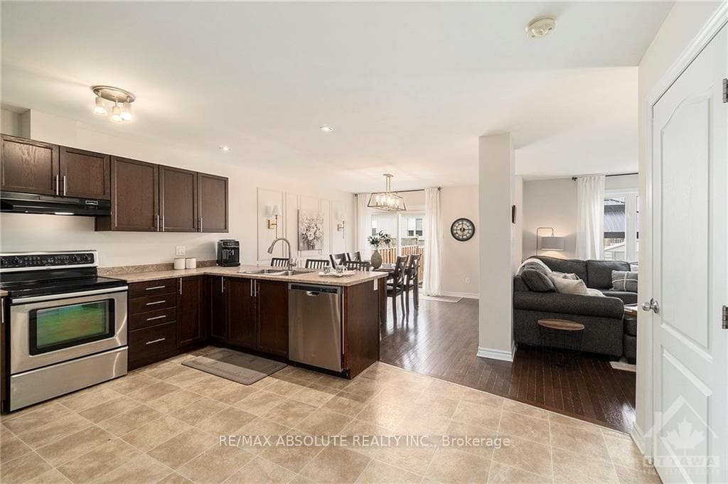 25 VERONA Drive photo 2