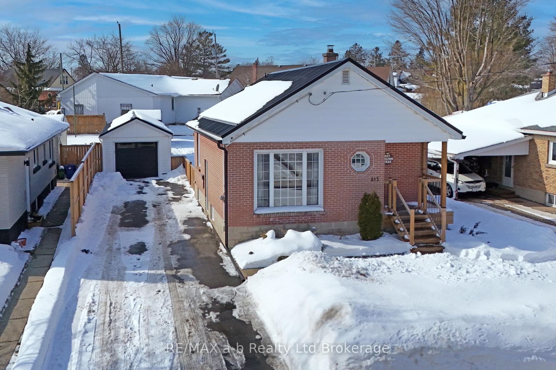 813 Wilton Crescent photo 2