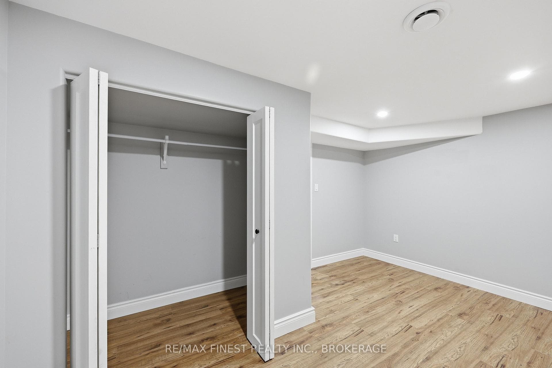 1284 Waverley Crescent photo 33
