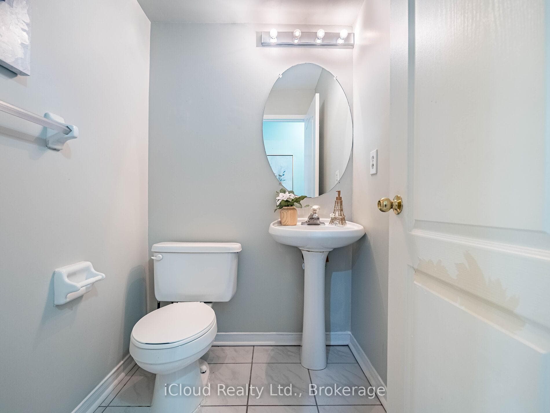 833 Scollard Court Unit 107 photo 22