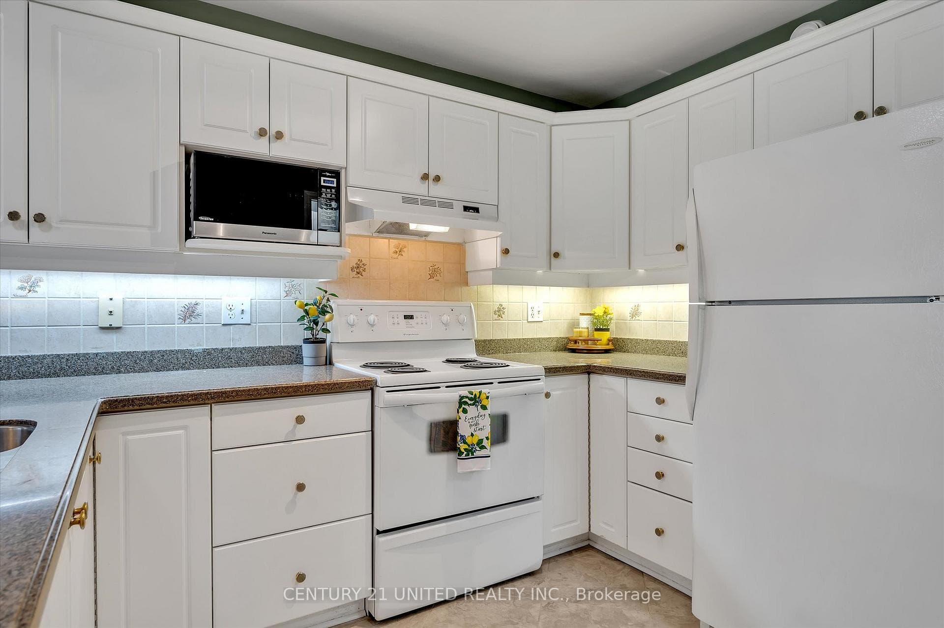 1329 White Crescent photo 12