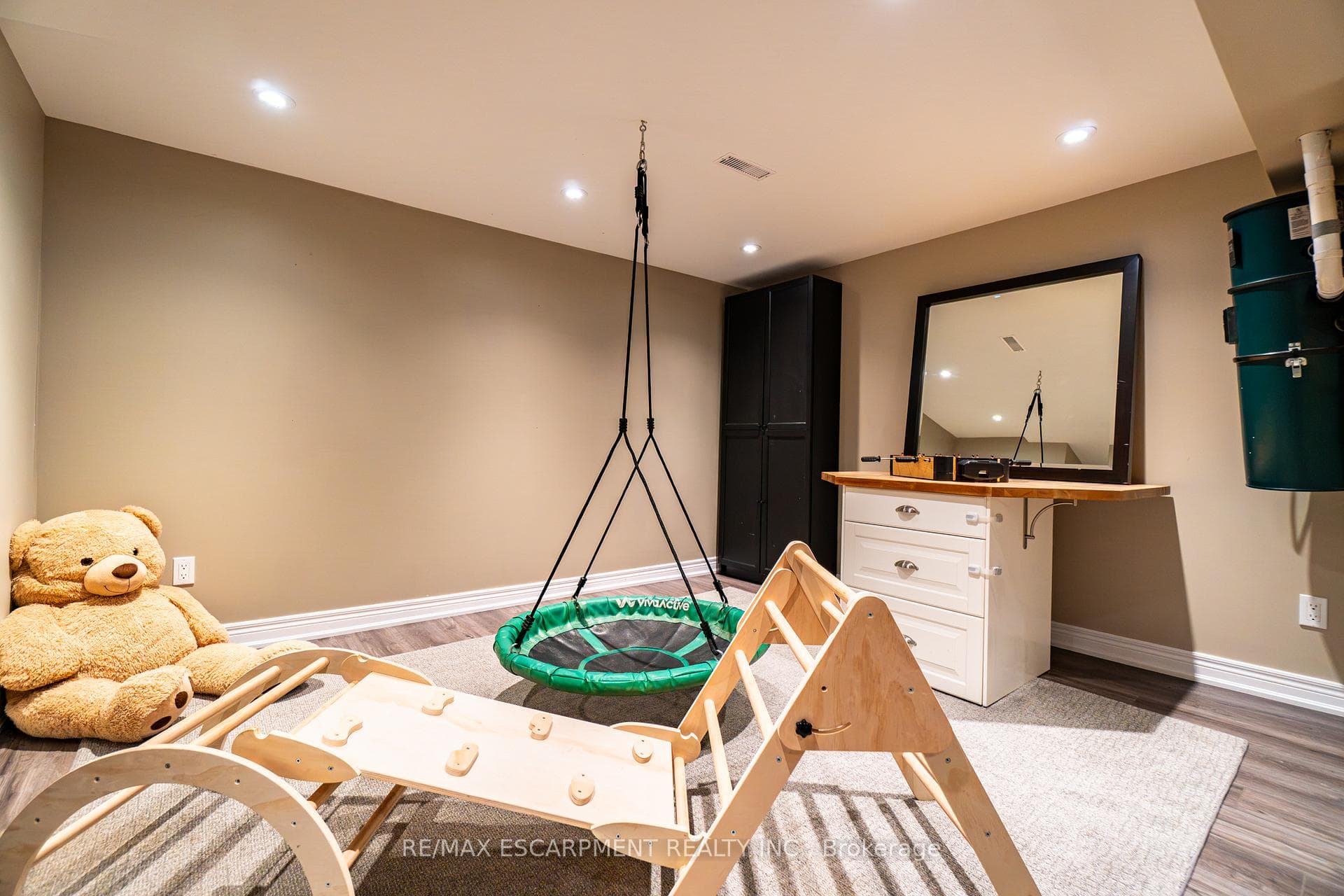 2393 Arnold Crescent photo 40