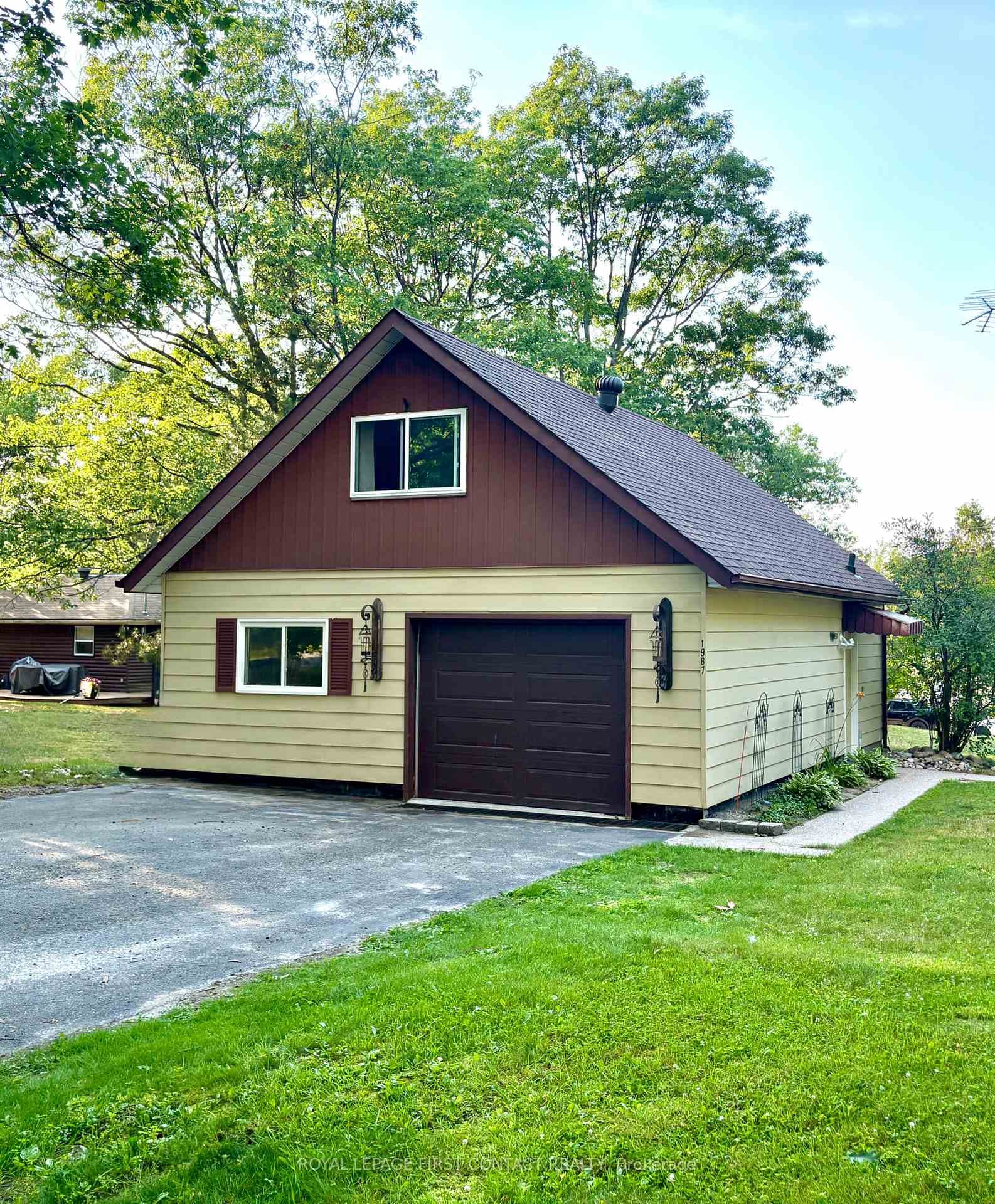 Garage-Oversized w/Loft