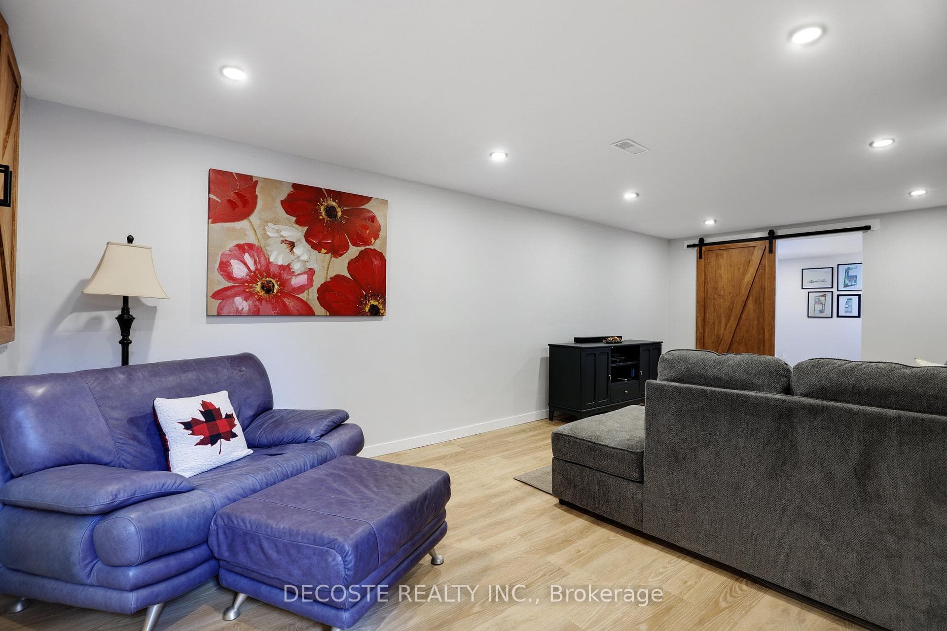 877 Queen Street photo 23