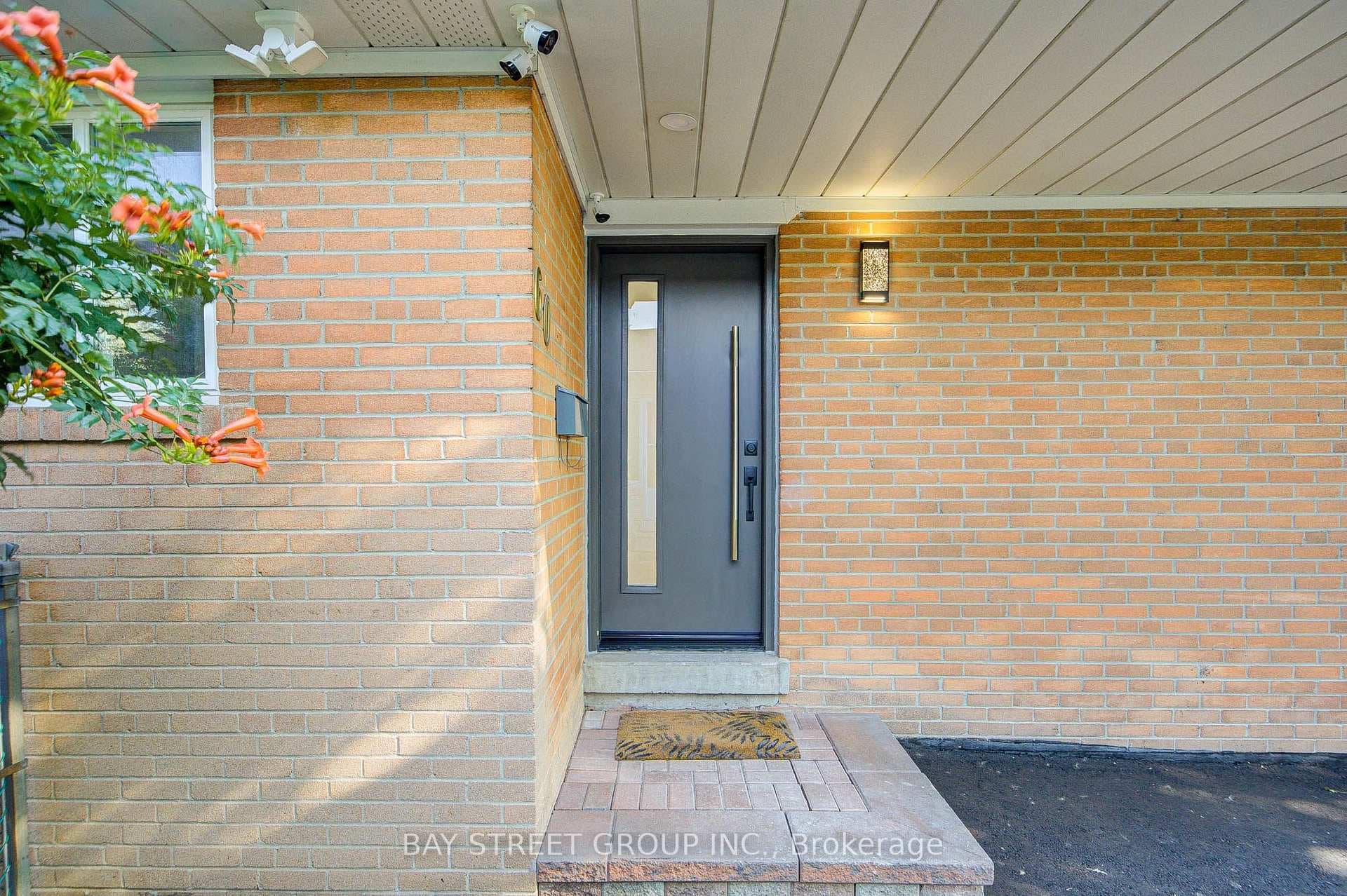 60 Warner Avenue photo 2