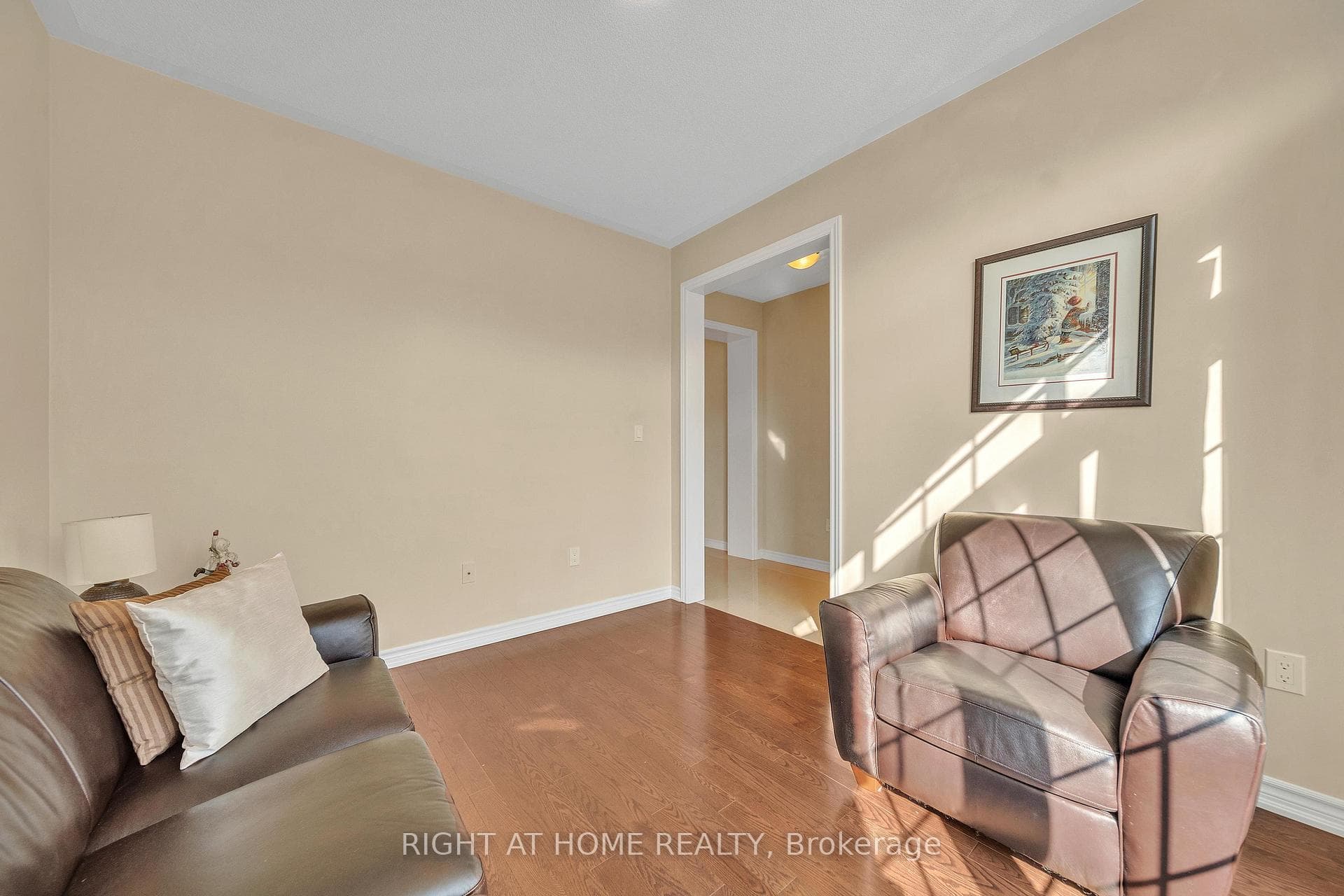 16 Sewell Crescent photo 4