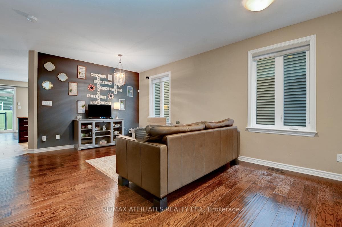 228 Fergus Crescent photo 6