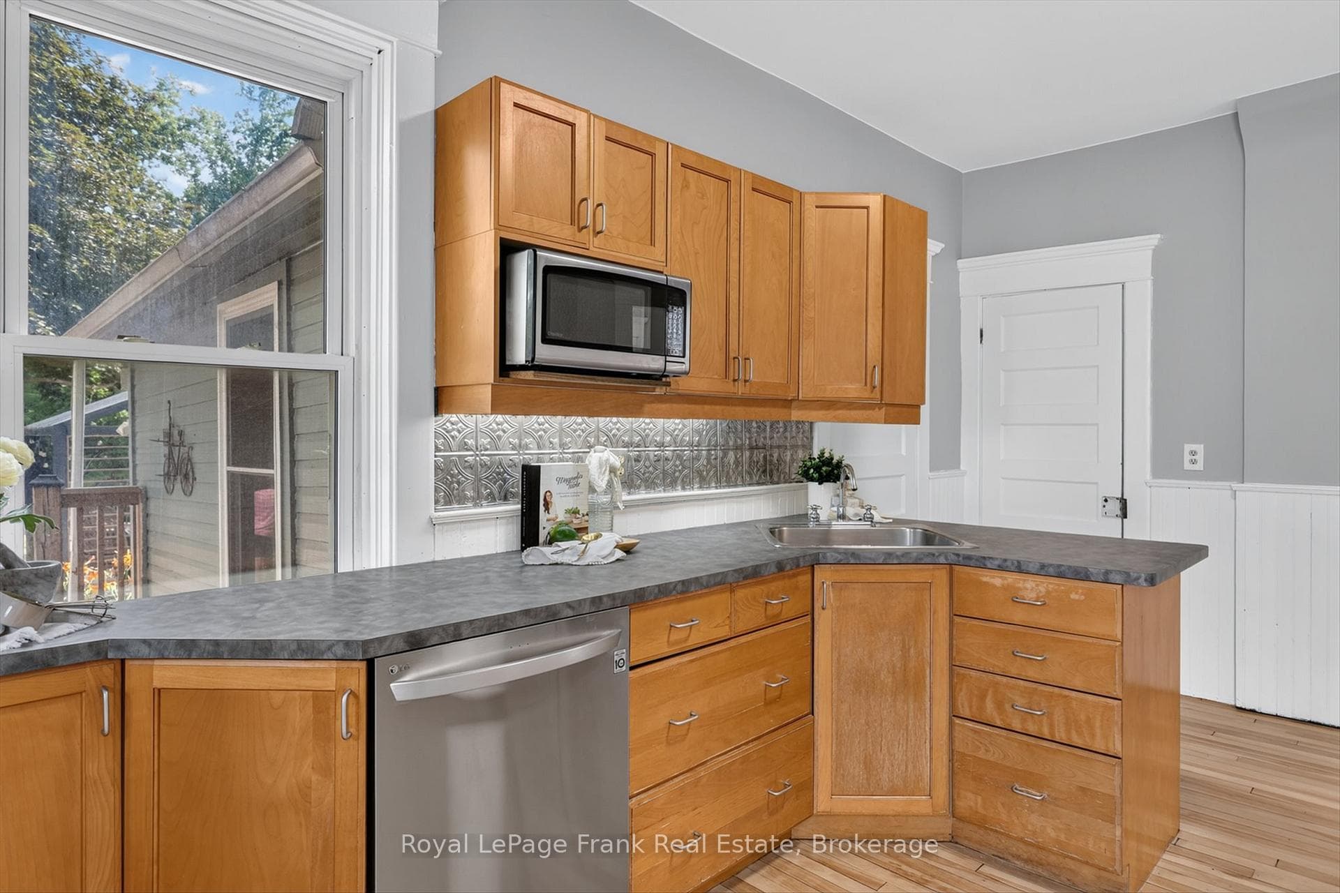 121 Romaine Street photo 17