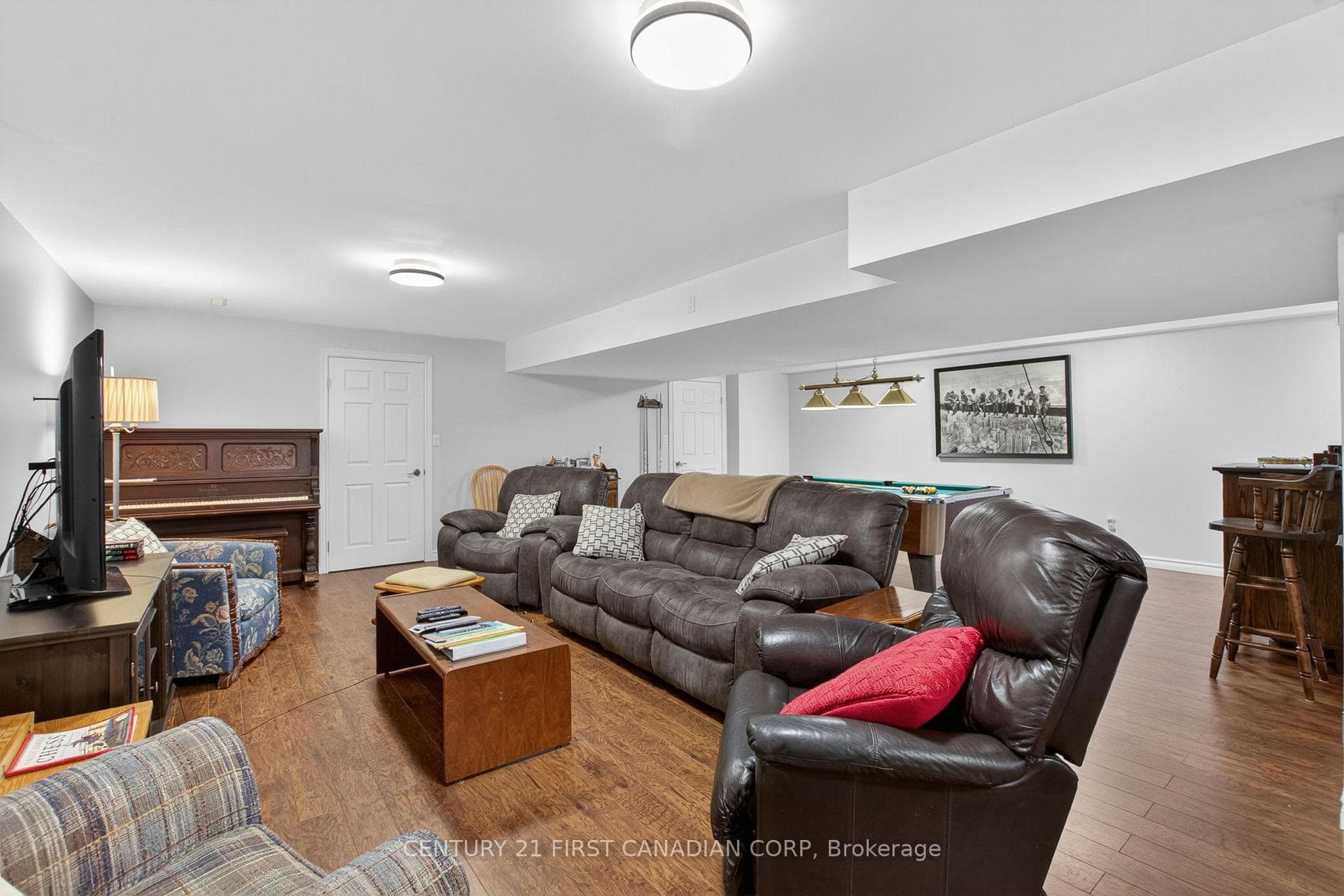 653 Peter Street photo 32