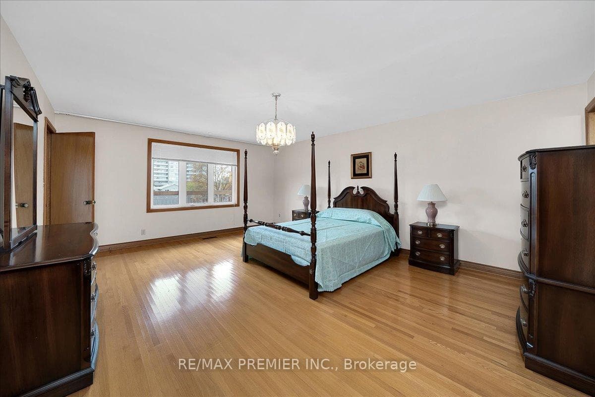 100 Hallsport Crescent photo 22