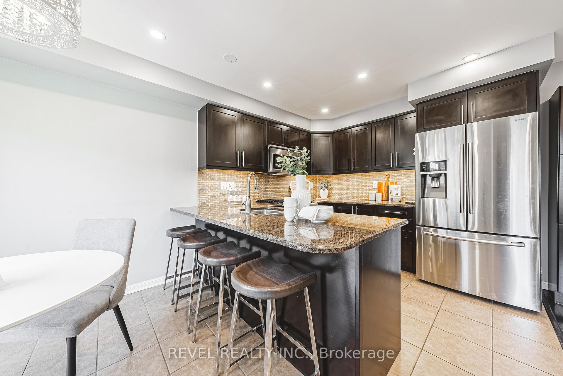 916 Raftis Crescent photo 8