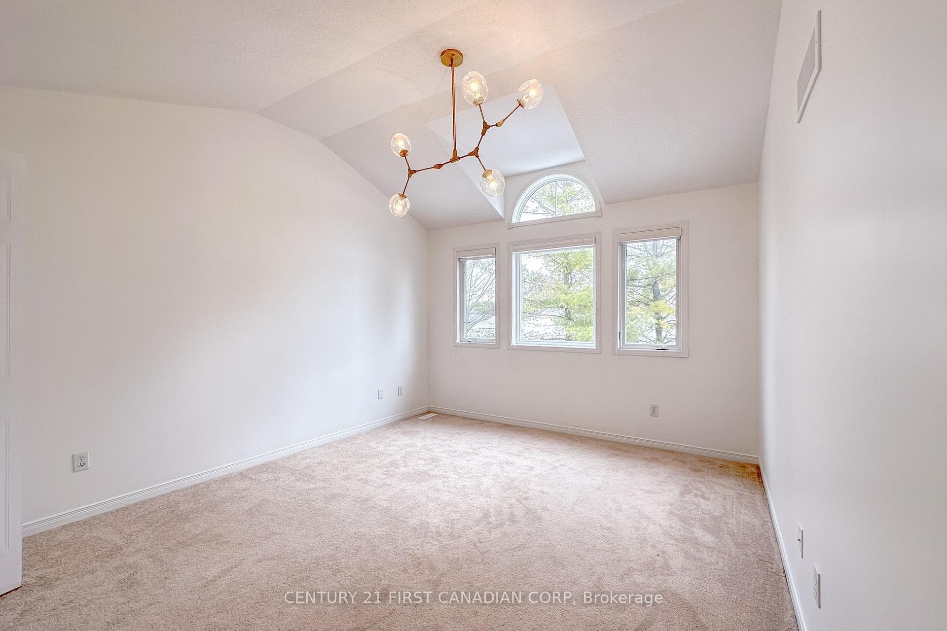 673 Silversmith Street photo 12
