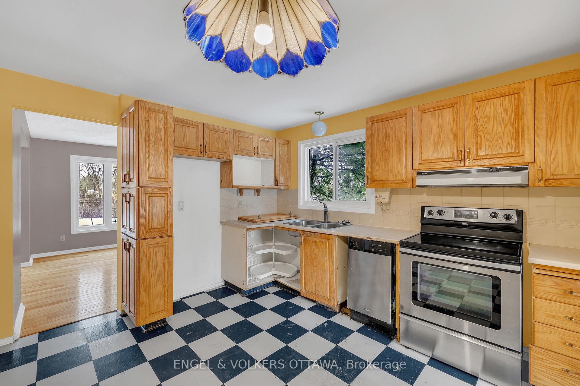 1919 Montereau Avenue photo 15