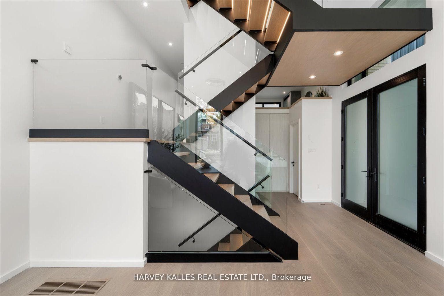 697 Richmond Street photo 10
